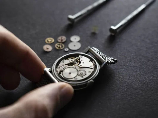 Laboratorio orologiaio riparazione orologi Ferrari gioielleria